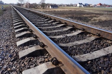 Gün batımında hareket bulanıklığı etkisi olan raylarda yüksek hızlı yolcu treni. Tren 