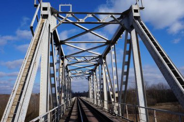 Nehrin üzerindeki demiryolu köprüsü