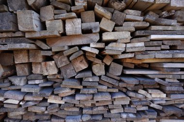 Yakacak odun arka planda. Yığınla yakacak odun.