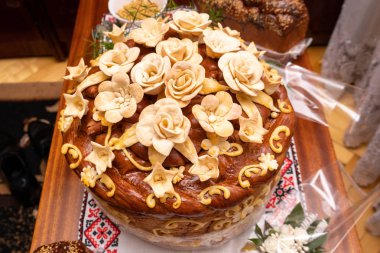 Gelin çiçek zarif bir buket tutuyor