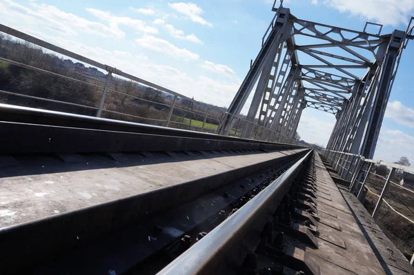 Eisenbahnbrücke über den Fluss — Stockfoto