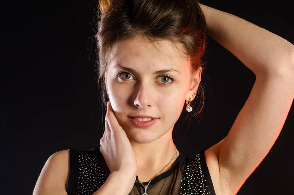 Retrato de jovem bela mulher dançando em vestido elegante — Fotografia de Stock