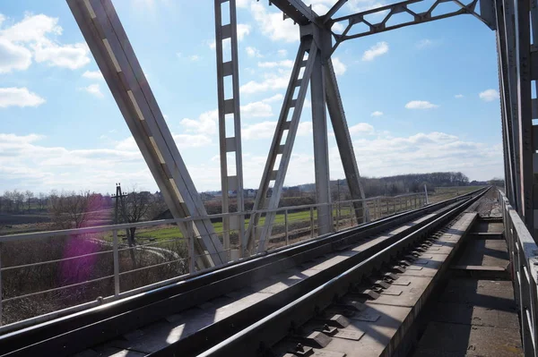 Eisenbahnbrücke über den Fluss — Stockfoto