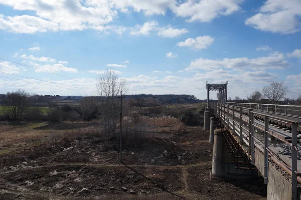 Pont ferroviaire sur la rivière — Photo