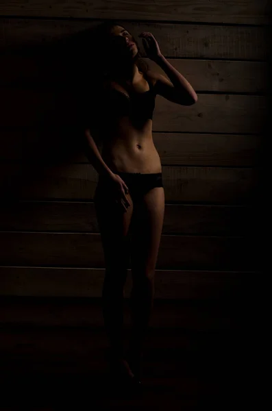 美丽性感的女孩，在抛光板背景黑色游泳衣 — 图库照片
