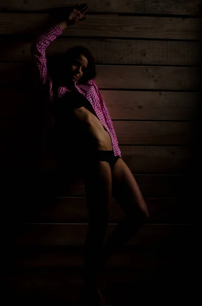 Menina da moda em um maiô no fundo brilhante — Fotografia de Stock