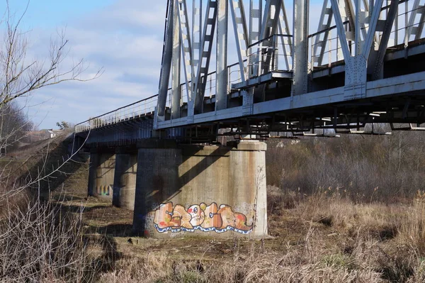 Pont ferroviaire sur la rivière — Photo
