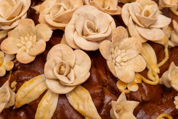 Die Braut hält einen eleganten Blumenstrauß in der Hand — Stockfoto