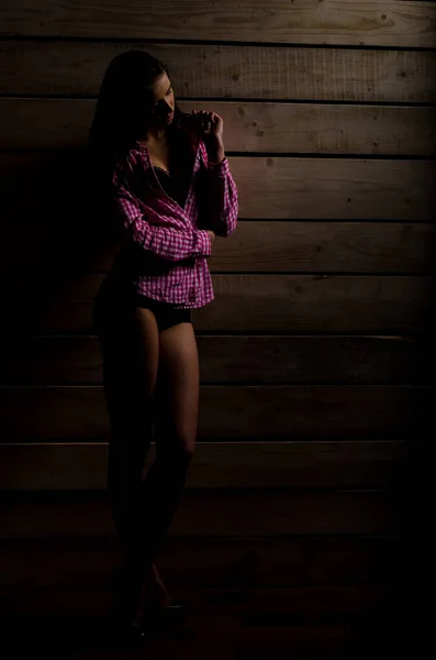 Mode flicka i en baddräkt på ljus bakgrund — Stockfoto