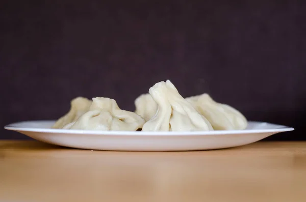 Khinkali gekookt op een keramische plaat — Stockfoto