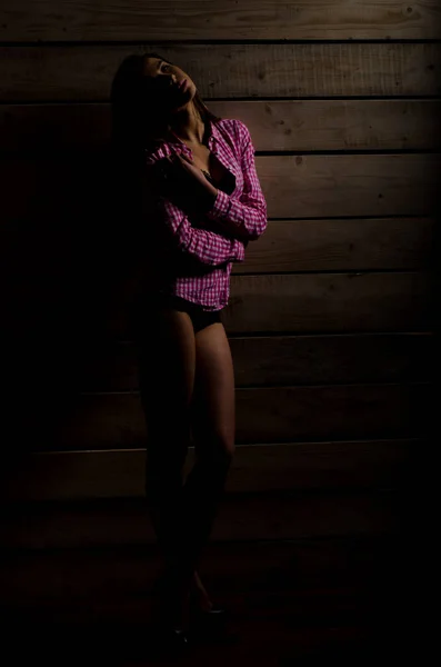 Mode Mädchen in einem Badeanzug auf hellem Hintergrund — Stockfoto