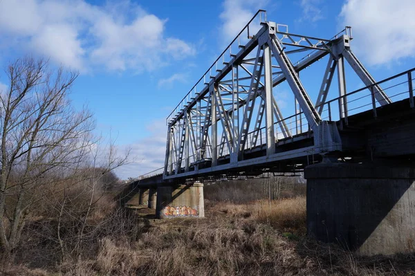 Pont ferroviaire sur la rivière — Photo