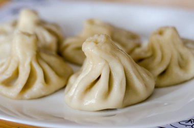 Khinkali seramik tabakta pişti.