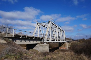 Nehrin üzerindeki demiryolu köprüsü
