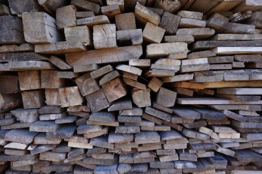 Yakacak odun arka planda. Yığınla yakacak odun.