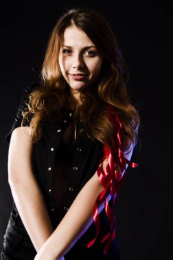 Siyah elbiseli güzel kız.