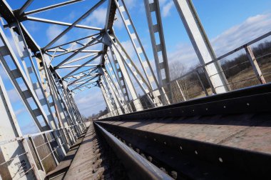 Nehrin üzerindeki demiryolu köprüsü