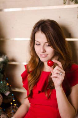 Güzel kadın Noel iç arka planda mutlu kutluyor 