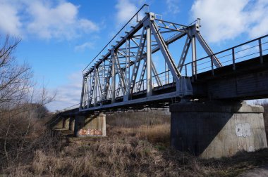 Nehrin üzerindeki demiryolu köprüsü