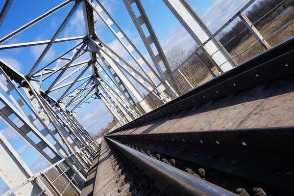 Eisenbahnbrücke über den Fluss — Stockfoto