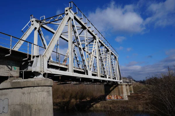 Σιδηροδρομική γέφυρα στον ποταμό — Φωτογραφία Αρχείου