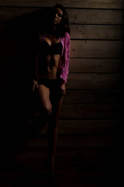 Mode Mädchen in einem Badeanzug auf hellem Hintergrund — Stockfoto