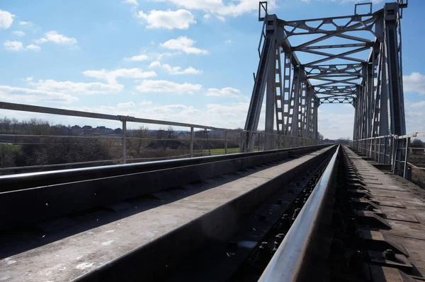 Pont ferroviaire sur la rivière — Photo