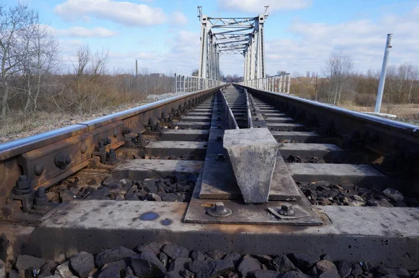 Most kolejowy nad rzeką — Zdjęcie stockowe