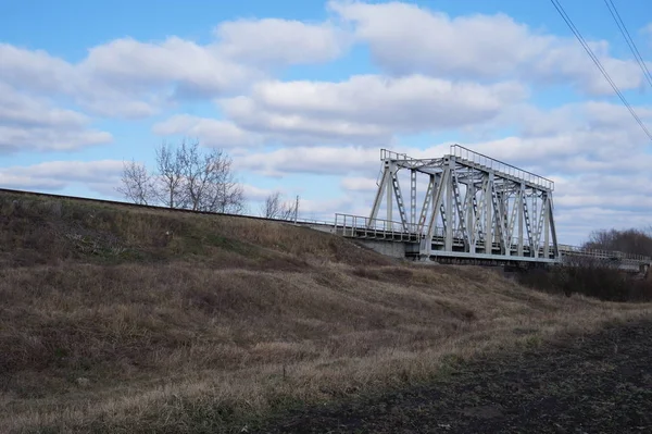 Ponte ferroviario sul fiume — Foto Stock