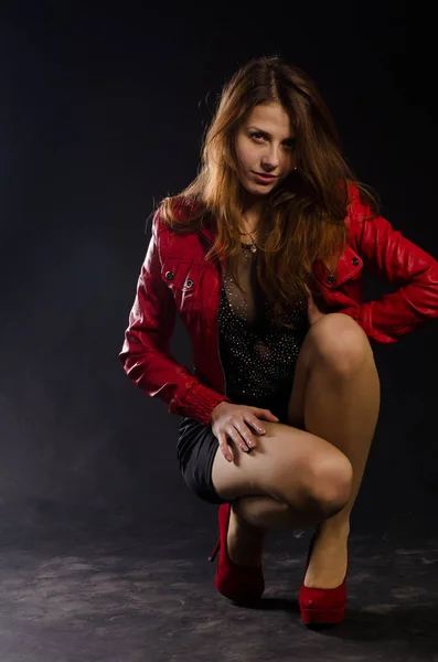 Fiatal gyönyörű szexi lány egy fekete háttér ruha stúdió fotó. — Stock Fotó
