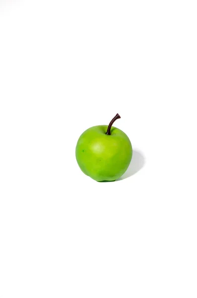 Искусственный зеленый яблоко на белом фоне, обрезание часть крупным планом — стоковое фото