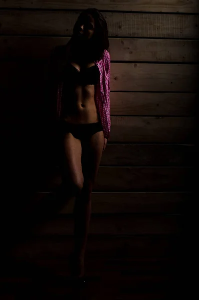 Mode flicka i en baddräkt på ljus bakgrund — Stockfoto