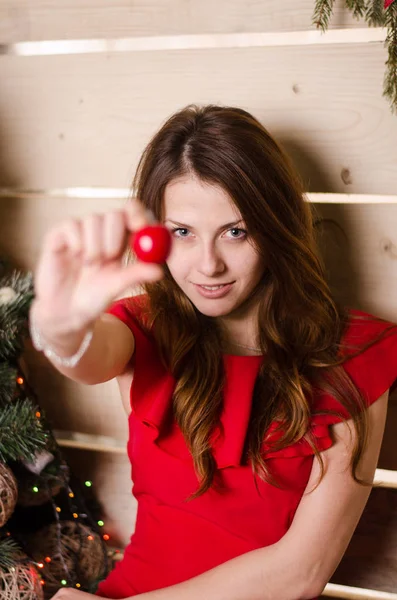 Krásná žena v interiéru Vánoce slaví šťastný na pozadí — Stock fotografie