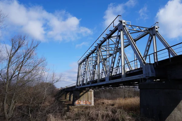Pont ferroviaire sur la rivière — Photo