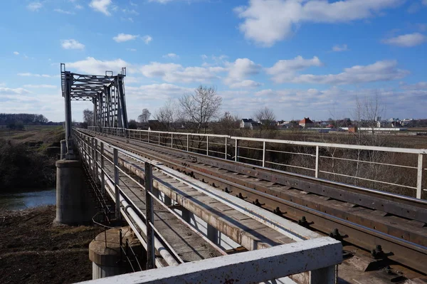 Eisenbahnbrücke über den Fluss — Stockfoto