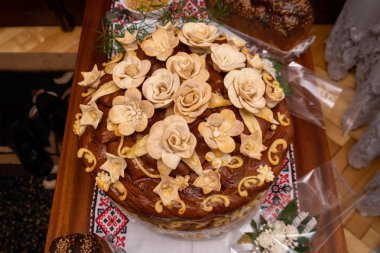 Gelin çiçek zarif bir buket tutuyor