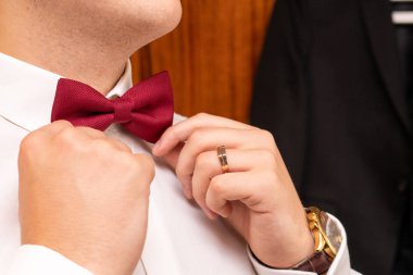 bir kravat adam, damat kravatı sıkılaştırır, damat sabah, beyaz gömlek adam