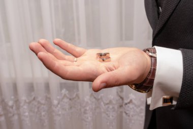 Altın alyans damat palm kutusunda