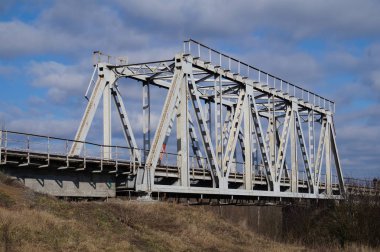 Nehrin üzerindeki demiryolu köprüsü