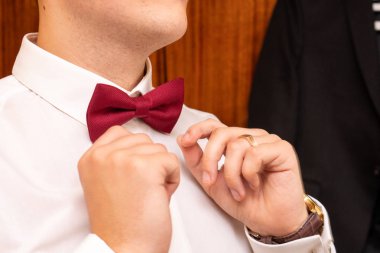 bir kravat adam, damat kravatı sıkılaştırır, damat sabah, beyaz gömlek adam
