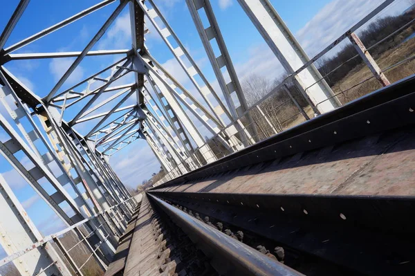 Most kolejowy nad rzeką — Zdjęcie stockowe