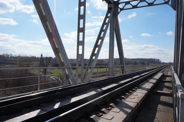 Pont ferroviaire sur la rivière — Photo