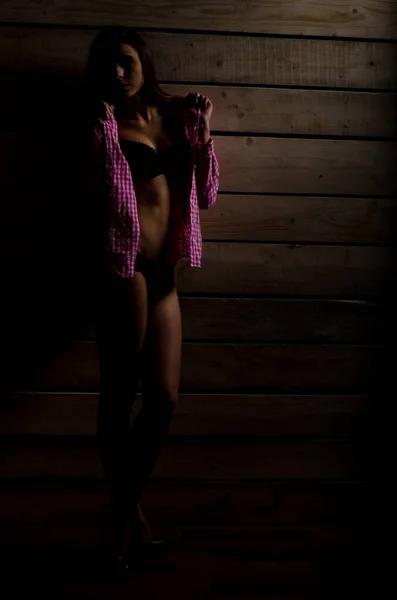 Moda ragazza in costume da bagno su sfondo luminoso — Foto Stock