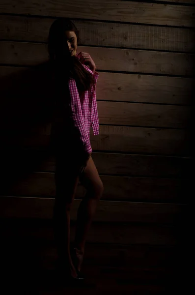 Moda ragazza in costume da bagno su sfondo luminoso — Foto Stock