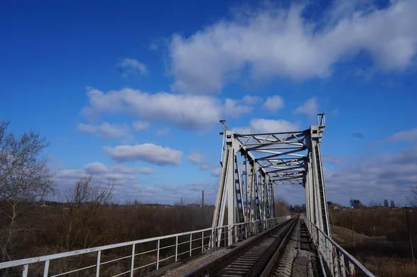 Σιδηροδρομική γέφυρα στον ποταμό — Φωτογραφία Αρχείου
