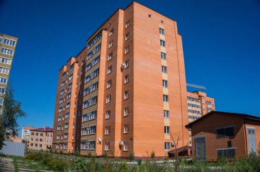 Modern ve yeni apartman. Multistoried, yeni, modern ve şık yaşam blok daireler. Gerçek arazi. Yeni ev. Yeni blok daireler inşa edilmiş