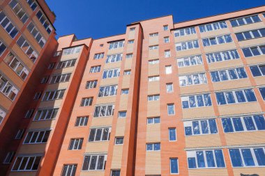 Modern ve yeni apartman. Multistoried, yeni, modern ve şık yaşam blok daireler. Gerçek arazi. Yeni ev. Yeni blok daireler inşa edilmiş