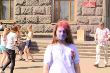 Lutsk, Ukrayna - 01.06.2017 Avrupa'da Düzenlenen Şarkı konserinde Dünya Gençlik Günü Hacıları. Konser, Dünya Gençlik Günü ve Avrupa Kültür Başkenti Piskoposluk Günleri kapsamında.