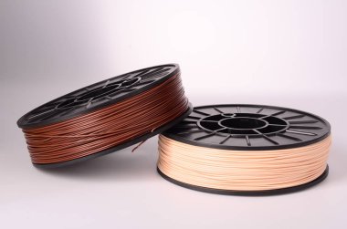 3D yazıcı için filament parlak bir arka planda kristal berraklığında ve parlak.