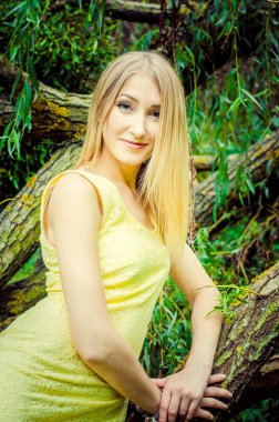 Güzel seksi sarışın açık havada portre